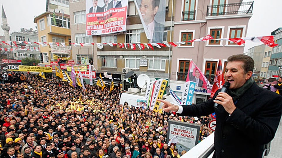 Mustafa Sarigül bringt die Istanbulerinnen zum tanzen und singen. Der Kandidat fürs Istanbuler Stadtpräsidium lächelt dem Sieg entgegen.