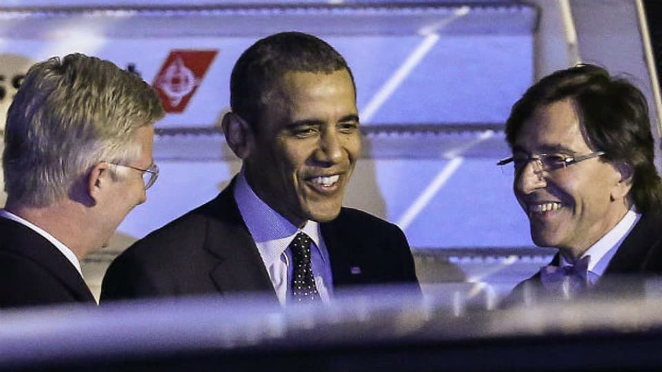 Barack Obama wird in Brüssel vom belgischen Premier Elio Di Rupo (rechts) und König Philippe (links) begrüsst.