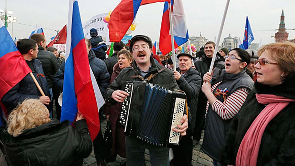 Vaterländische Gefühle in Moskau. Über 65‘000 Moskauerinnen und Moskauer machen mit bei einer Aktion zur Unterstützung der Krim.