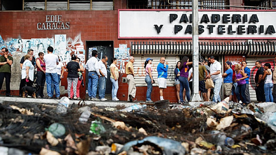 Gute 600 Kilometer südlich der Hauptstadt Caracas, in San Cristobal, stehen die Leute um Brot an.