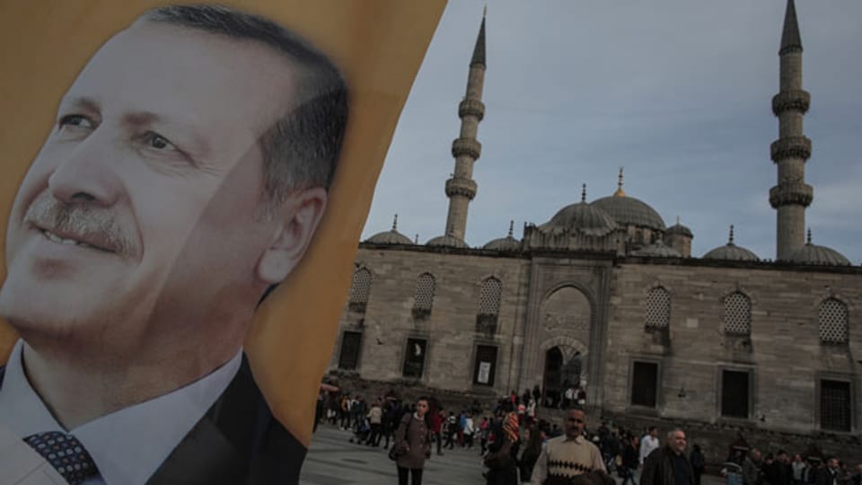 Ein Poster des türkischen Ministerpräsidenten Recep Tayyip Erdogan an einer Wahlplakatwand in Istanbul am 27. März 2014.