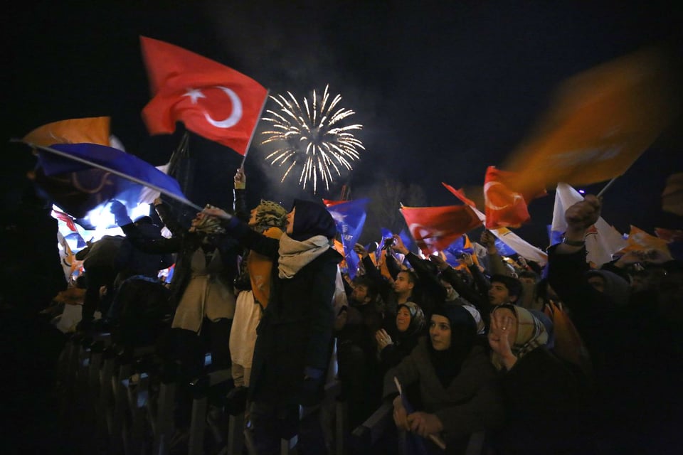 Erdogan-Anhänger feiern den Sieg der AKP.