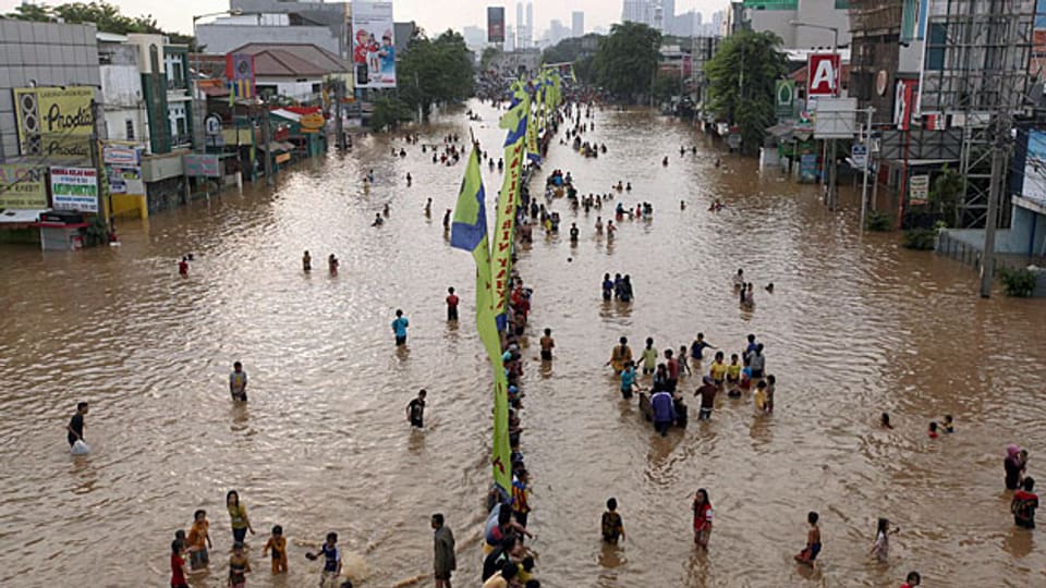 Überflutete Strassen in Jakarta 2013. Der Klimarat drängt auf rasche Verringerung des CO2-Ausstosses.