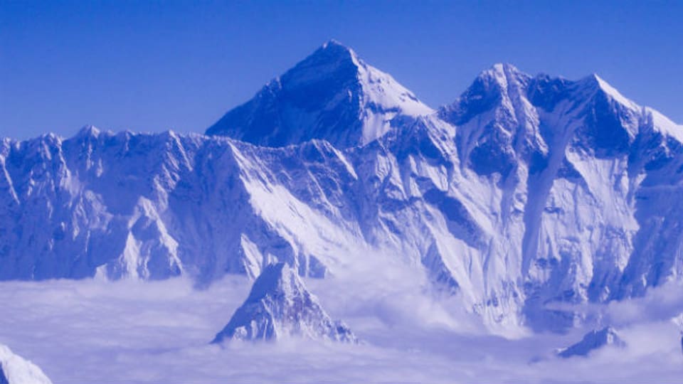 Der Mount Everest aus dem Flugzeug fotografiert.