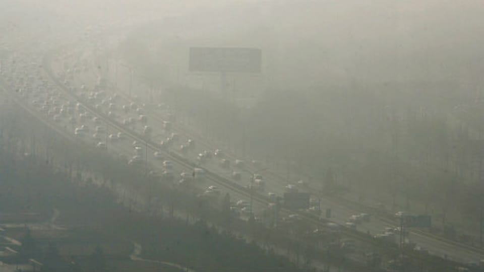 Eine Autobahn im Smog mitten im Geschäftszentrum von Peking.