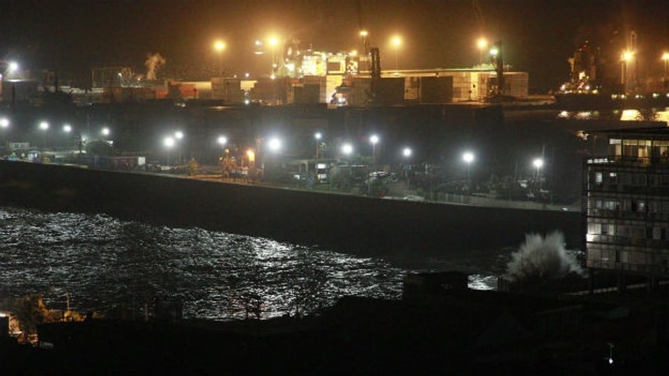 Nach dem Beben treffen Wellen auf den Hafen von Iquique.