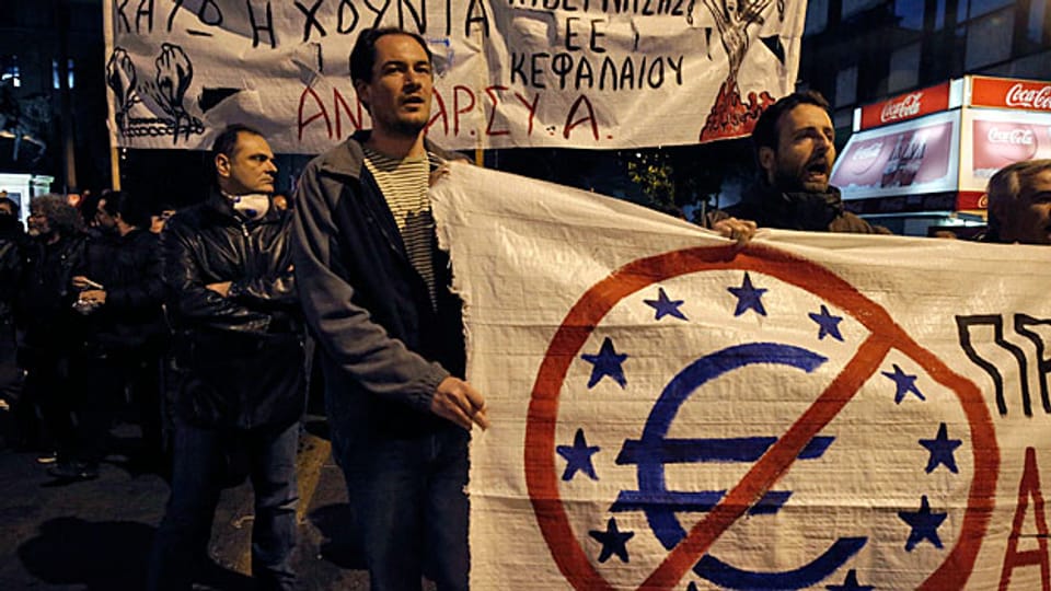 Proteste in Athen am 1. April. Auf dem Transparent im Hintergrund steht: Schluss mit der Diktatur des Euro.