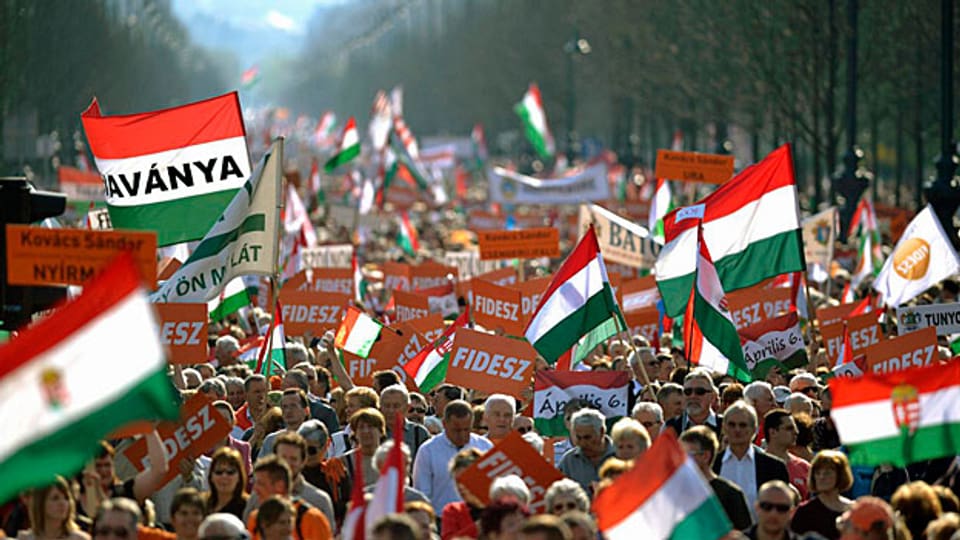 AnhängerInnen der Fidesz-Partei an einer Kundgebung in Budapest.