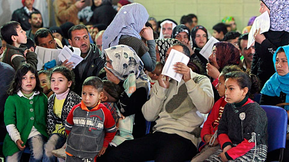 Syrische Familien warten auf die Registrierung im UNHCR-Zentrum in der Stadt Tripoli im Norden Libanons.