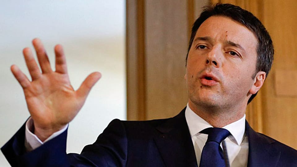Der italienische Premier Matteo Renzi setzt eine erste der versprochenen Reformen um.