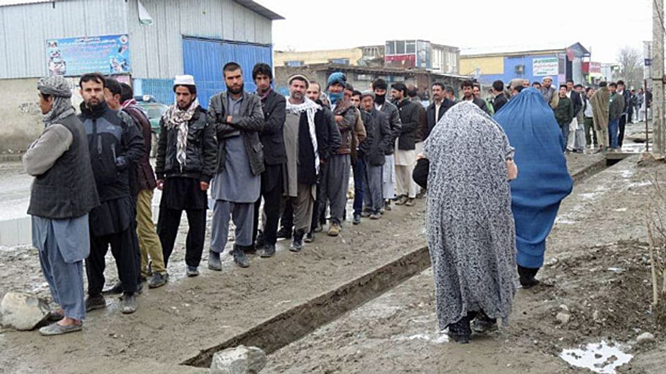 Lange Schlangen vor den Wahllokalen in Kabul.