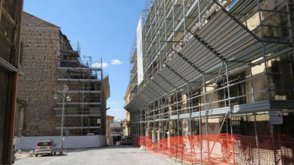 Zwischenstand der Wiederaufbau-Arbeiten in L'Aquila im April.