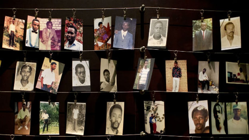 Familienfotos erinnern an die Opfer des Genozids vor 20 Jahren.