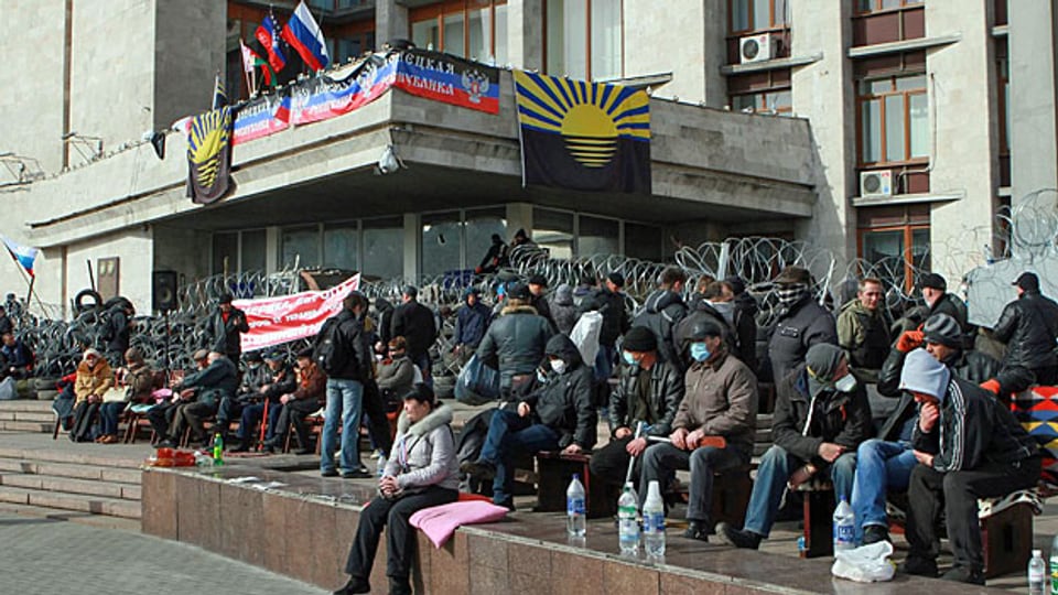 Pro-russische Protestierende vor einem besetzten Gebäuder der ukrainischen Administration in der ostukrainischen Stadt Donetzk.
