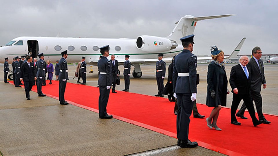 Roter Teppich in London Heathrow für den irischen Präsidenten Higgins und seine Frau (vorne rechts).