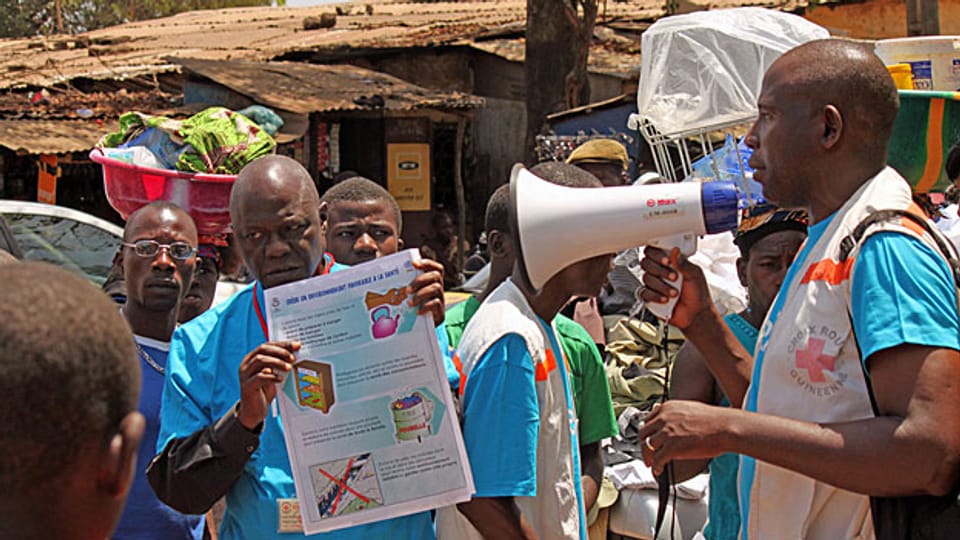 Mitarbeiter von «Ärzte ohne Grenzen» informieren in Guineas Hauptstadt Conakry über Ebola und die Möglichkeiten, sich vor Ansteckung zu schützen.