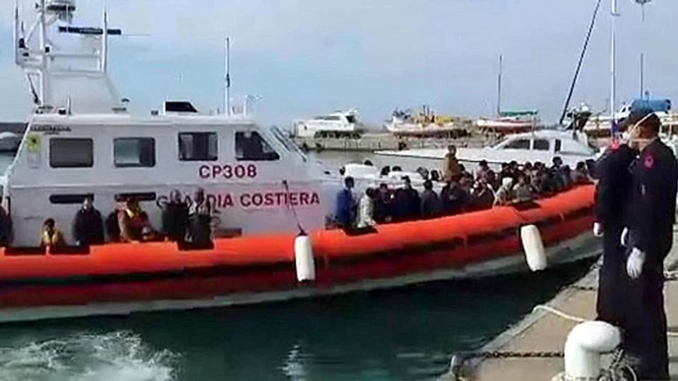 Ein Schiff der italienischen Küstenwache am 9. April im Hafen von Portallo auf Sizilien. In den vergangenen Tagen sind rund 4000 Flüchtlinge gerettet worden.