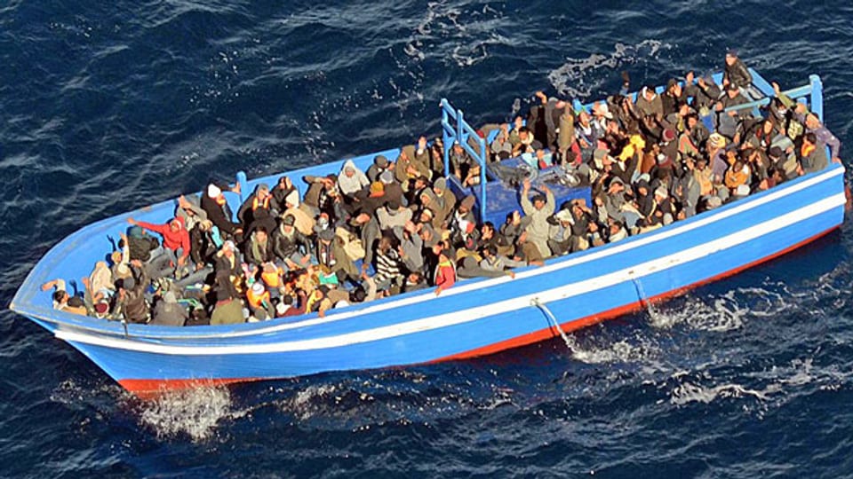 Ein Flüchtlingsboot im Mittelmeer vor den Küsten Süditaliens. Das eigentliche Ziel der Flüchtlinge ist nicht Südeuropa, sondern der wohlhabendere Norden.