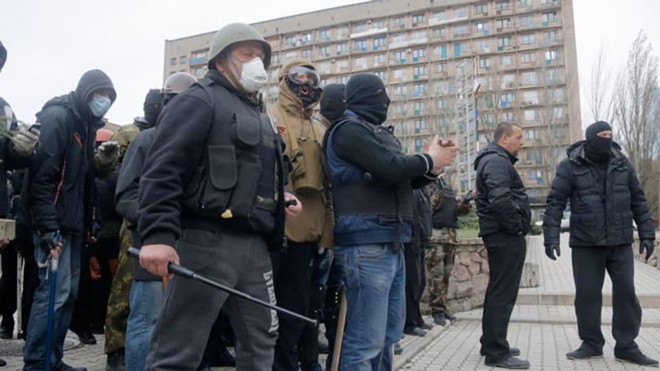 Bewaffnete Separatisten vor dem besetzten Regierungsgebäude in Donezk.