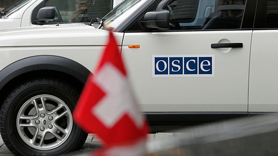 Die rund 100 OSZE-Beobachter aus 14 Nationen, die seit einigen Tagen in der Ukraine unterwegs sind, sollen möglichst rasch Antworten liefern. Wer steckt hinter den Aufwieglern, die immer mehr ukrainische Städte unter ihre Kontrolle zu bringen versuchen?