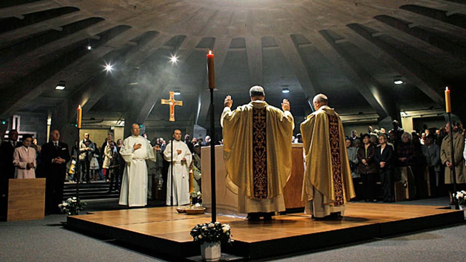 Priester zelebrieren die heilige Messe in Warschau.