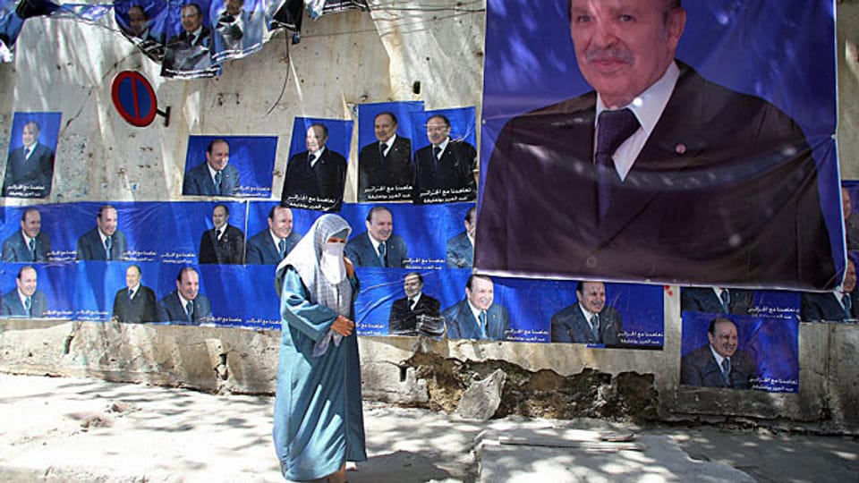 Der alte Präsident Abdelaziz Bouteflika tritt kaum mehr öffentlich in Erscheinung, ist aber an zahlreichen Hauswänden zu sehen. Er wird höchstwahrscheinlich auch der neue Präsident sein.