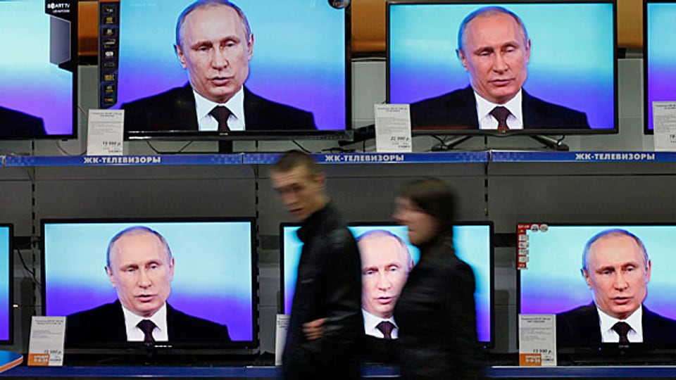 Russlands Präsident Wladimir Putin - auf allen Kanälen.