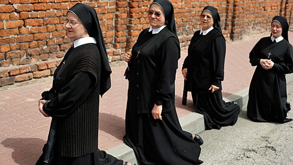 Polens konservative Bischöfe und Pfarrer und Nonnen wehren sich gegen Veränderungen in Polens Gesellschaft.