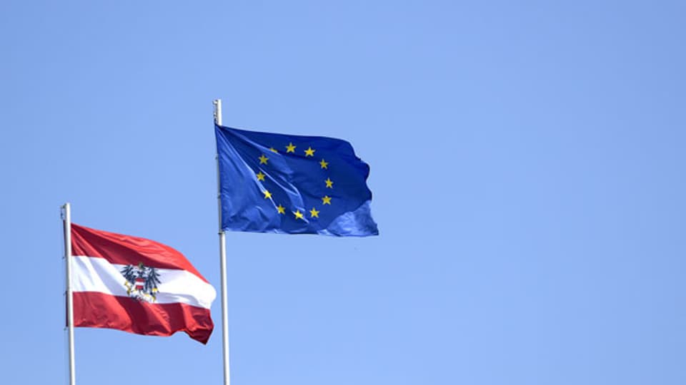 Die österreichische Flagge sowie die Flagge der Europäischen Union aufgenommen am Freitag, 18. April 2014, auf der Präsidentschaftskanzlei in Wien. Die Wahl zum Europaparlament findet in Österreich am 25. Mai 2014 statt.