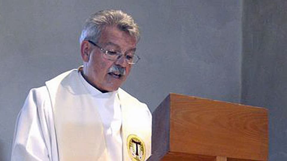Pater Willi Anderegg spricht am Mittwommerfest in der Lazariterkirche im Gfenn in Dübendorf, am 29. Juni 2013.