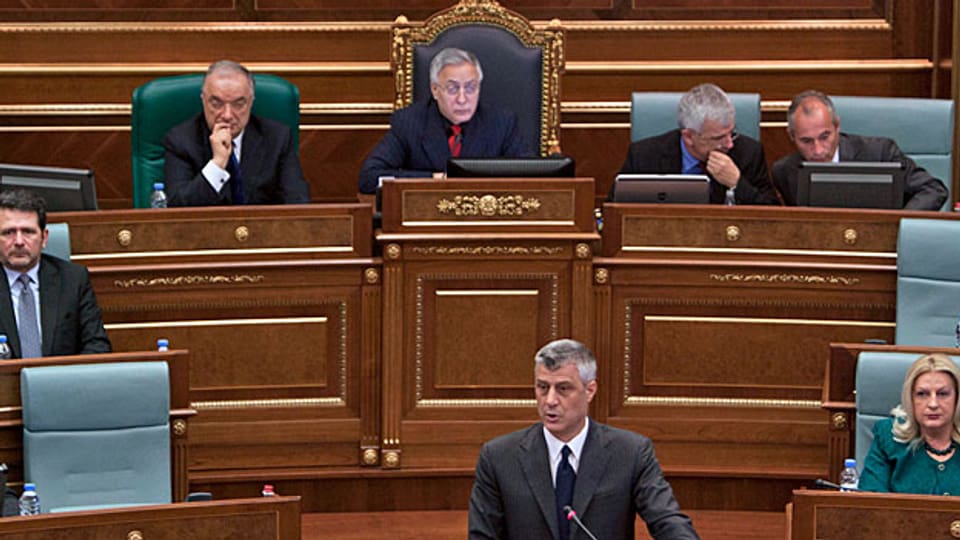 Nach  langem Tauziehen sagt das Kosovo-Parlament Ja zu einem Sondertribunal für Kriegsverbrechen der kosovo-albanischen UCK. Bild: Kosovos Premier Thaci am 23. April im Parlament.