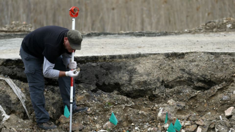 Untersuchung eines Massengrabes in Rudnica, Serbien, wo 250 albanische Opfer des Kosovokrieges vermutet werden.