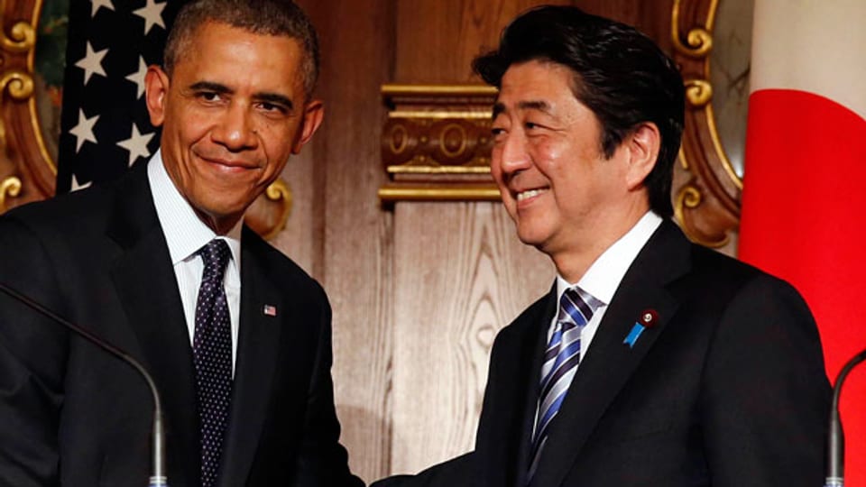 US-Präsident Barack Obama mit Japans Ministerpräsident Shinzo Abe (rechts) bei einer gemeinsamen Pressekonferenz im Akasaka-Palast in Tokio am 24. April 2014.
