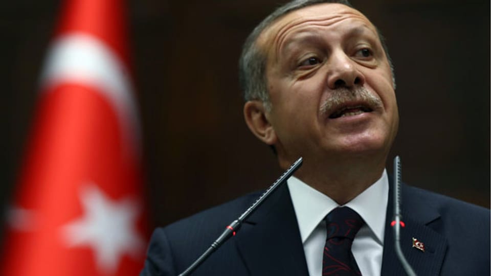 Der türkische Ministerpräsident Erdogan (Bild) neige immer mehr zu Autokratie und schränke Freiheiten ein, meint der Chefredaktor von «Zaman».