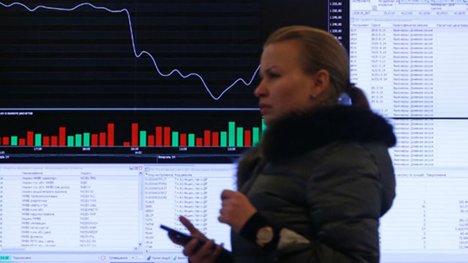 Informationsbildschirm im Büro der Moskauer Börse in Moskau am 24. März 2014