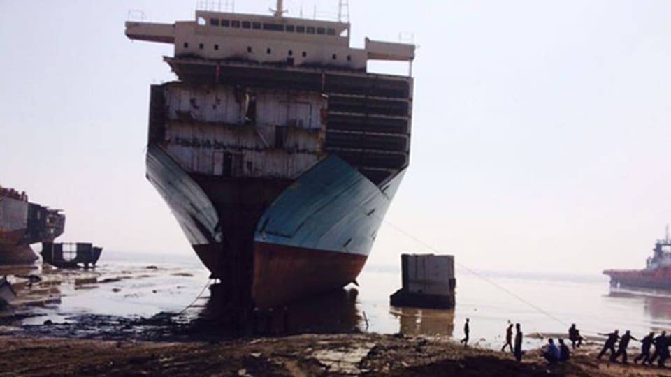 Ein Schiffswrack im Hafen von Alang, Gujarat, Indien.