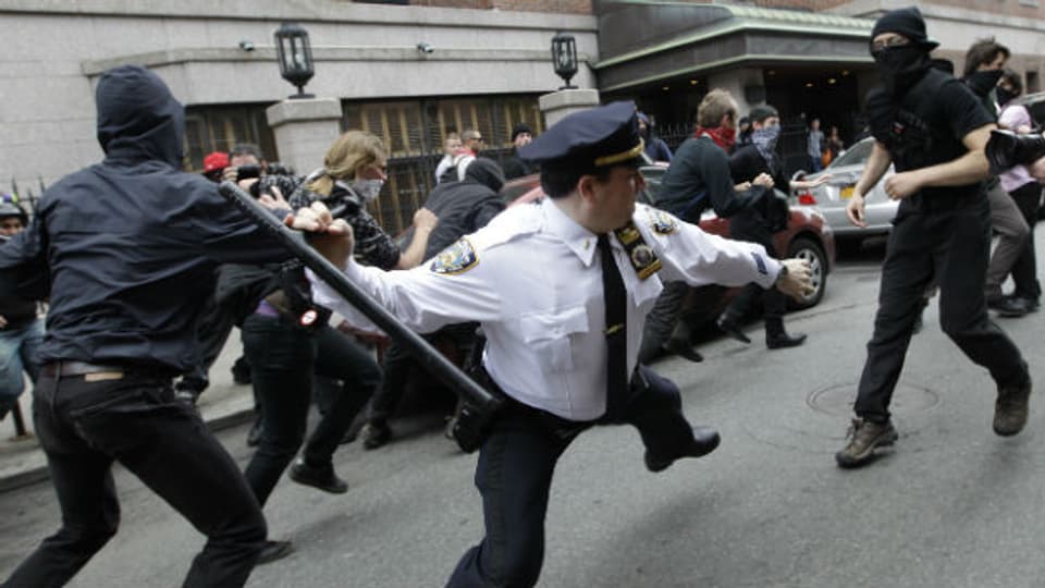 Bilder von Polizeiübergriffen: So hatte sich die New Yorker Polizei ihre Twitter-Aktion nicht vorgestellt.