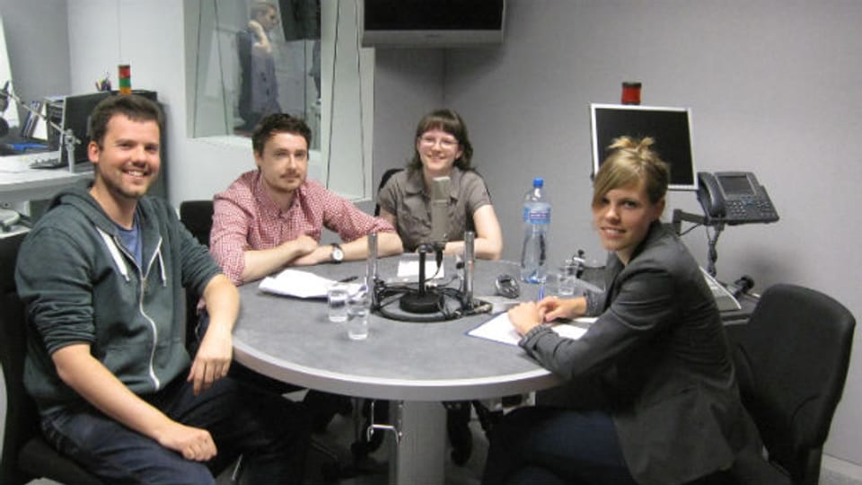 Junge Europäer diskutieren über die Europawahlen im SRF4News-Studio