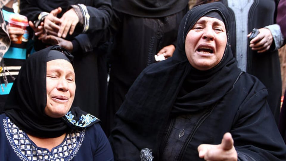 Ägyptische Verwandte reagieren vor einem Gericht während der Verhandlung von Anhängern des gestürzten Präsidenten Mohammed Mursi, in Minya, Ägypten, am 28. April 2014.