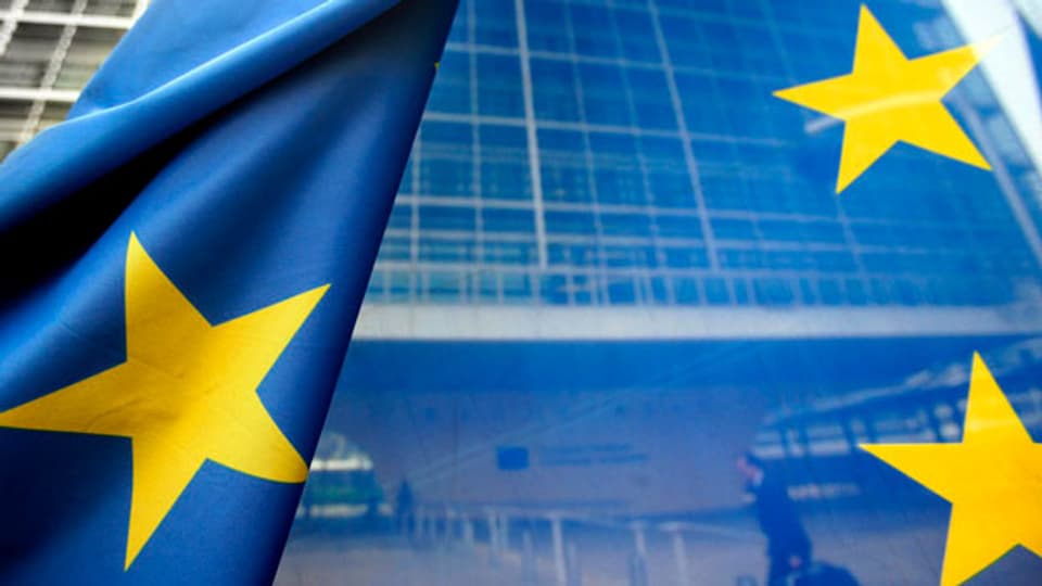 Europäische Flagge vor dem Gebäude der Europäischen Kommission in Brüssel.