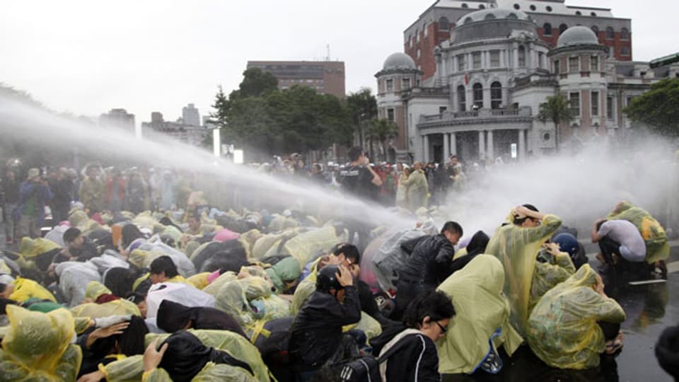 Die Polizei setzte Wasserwerfer ein, um Anti-Atom-Demonstranten von einer belebten Strasse in Taipeh, Taiwan, am 27. April 2014 zu vertreiben.