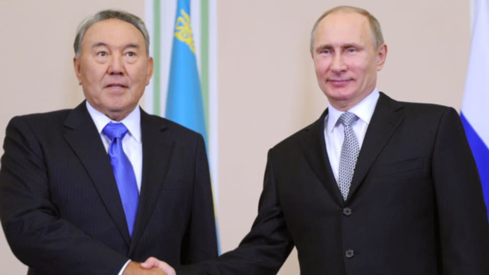 Russlands Präsident Vladimir Putin (rechts) und Nursultan Nazarbayev, Präsident von Kasachstan im November 2013.