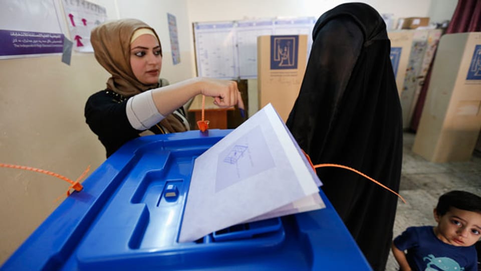 Eine vollverschleierte Frau während der Abstimmung für die irakischen Parlamentswahl in Bagdad am 30. April 2014.