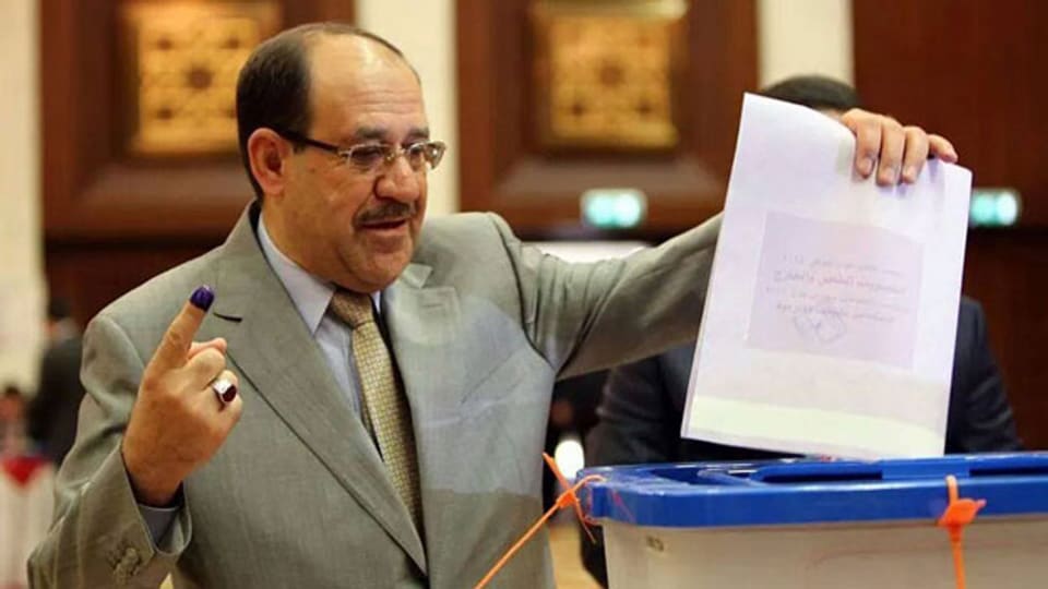 Der irakische Ministerpräsident Nuri al-Maliki wirft seinen Stimmzettel ein bei den Parlamentswahlen in Bagdad am 30. April 2014.
