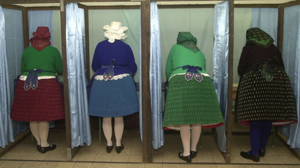 Frauen in traditionellen Kleidern an der Abstimmung über das EU-Referendum am 12. April 2003 in der Nähe von Budapest, Ungarn