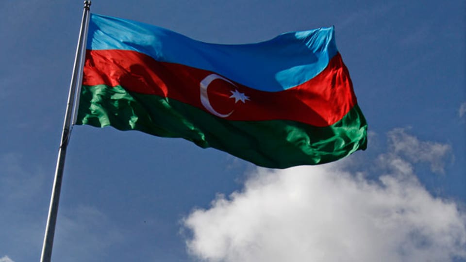 Die Freilassung aller politischen Häftlinge war eine Bedingung für die Aufnahme von Aserbaidschan in den Europarat. Flagge von Aserbaidschan.
