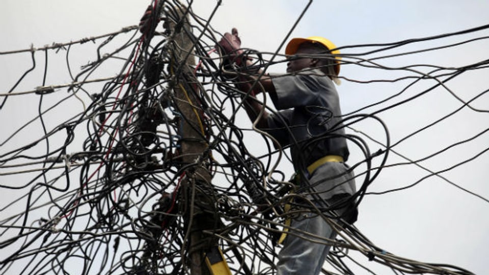 Energieversorgung als Herausforderung: Elektriker in Nigeria.