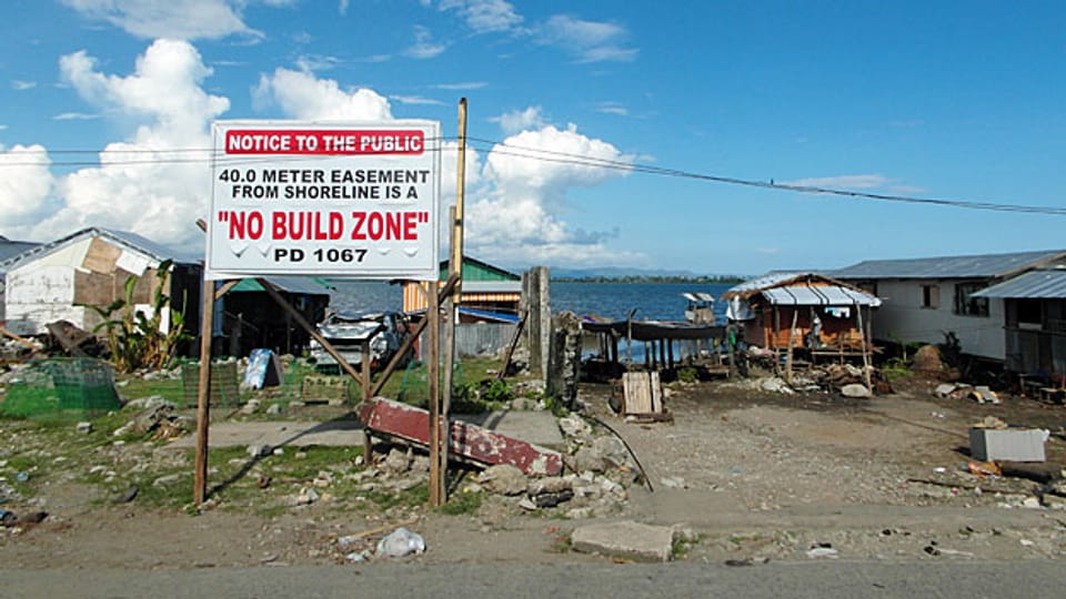 Hier stand Estrellas Haus – bis Taifun Haiyan es wegfegte. Jetzt ist «no built zone», keine Bauzone. Trotz Verbot entstehen zwischen Trümmern neue Holzverschläge und Wellblechhütten.