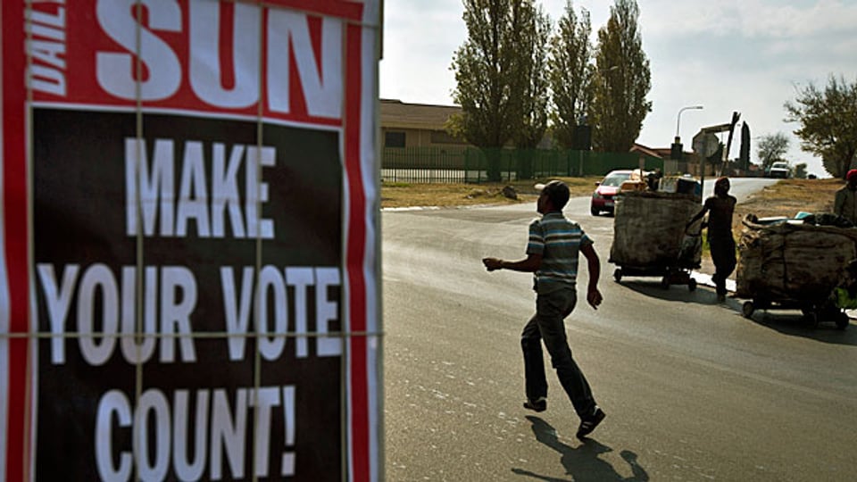 Eine Aufforderung, wählen zu gehen: «Mach, dass deine Stimme zählt» steht auf einem Plakat in Soweto.