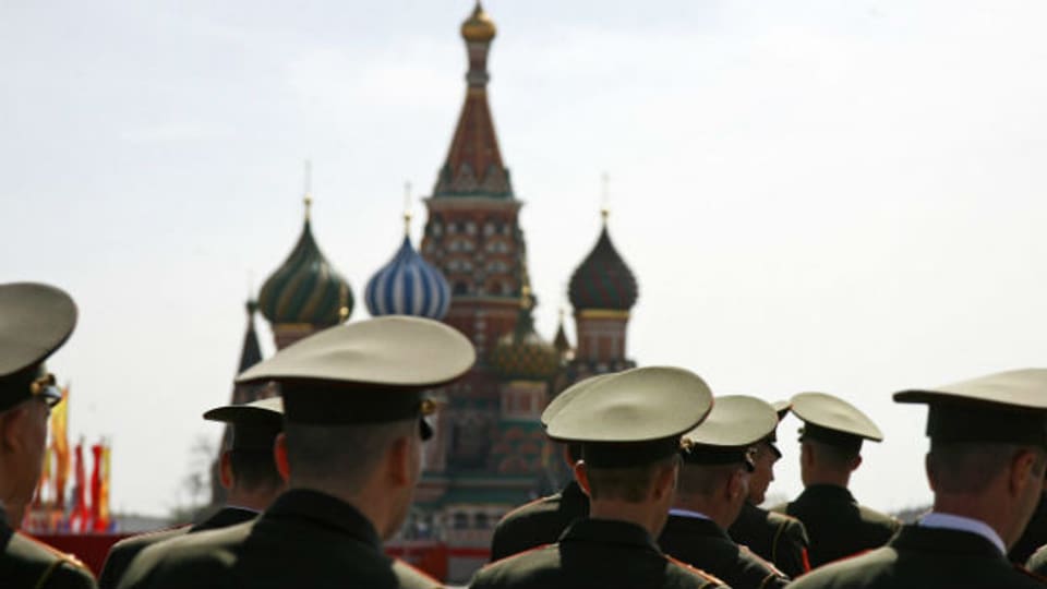 Russische Soldaten marschieren feierlich, immer am 9. Mai.